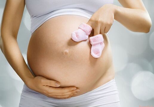 Hamile bir kadın bebeğine papillom verir. 