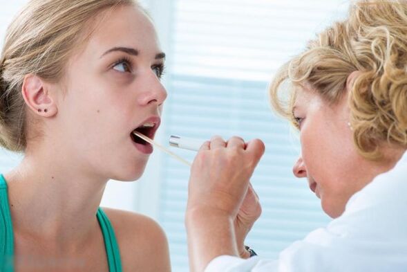 Doktor papillomların varlığı için ağız boşluğunu inceler. 
